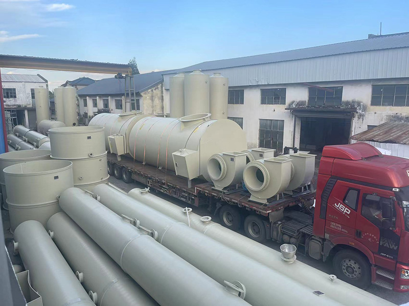 發往南通某化工廠的PP儲罐和PP風機